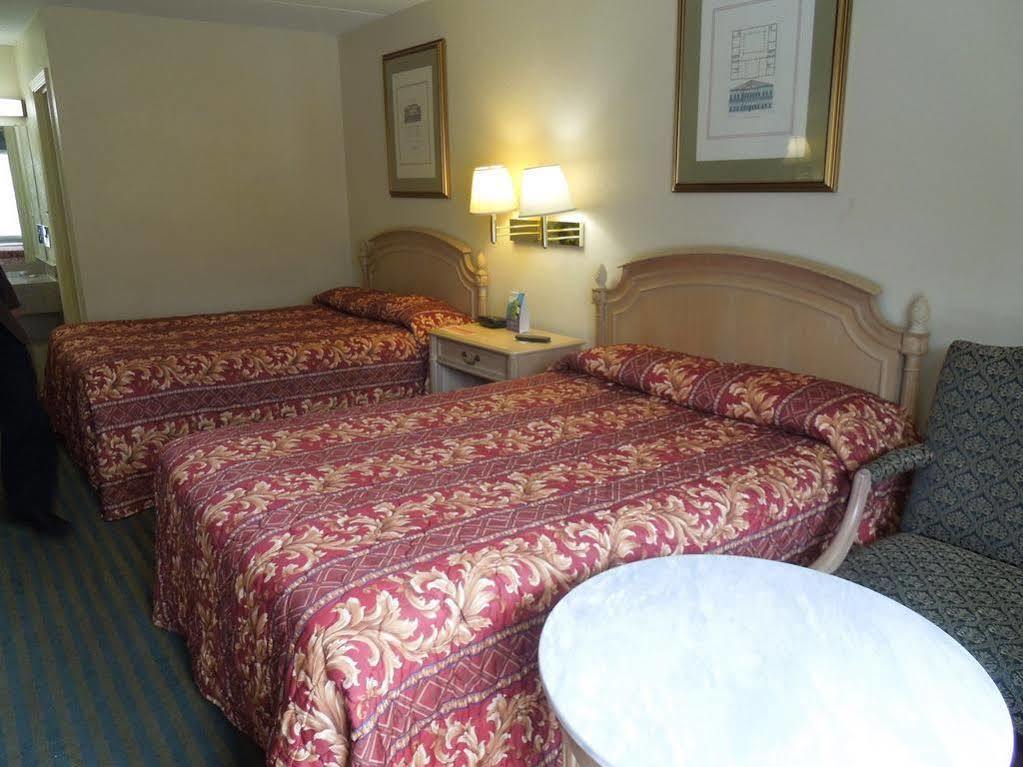 Red Roof Inn Fredericksburg North Εξωτερικό φωτογραφία