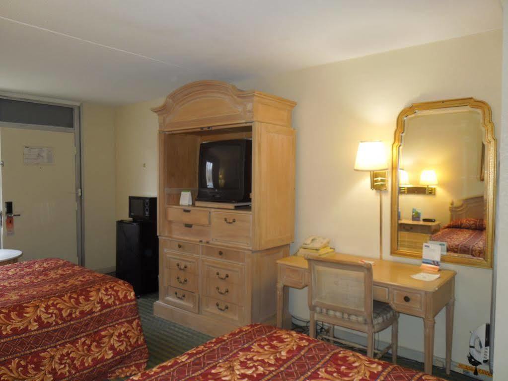 Red Roof Inn Fredericksburg North Εξωτερικό φωτογραφία