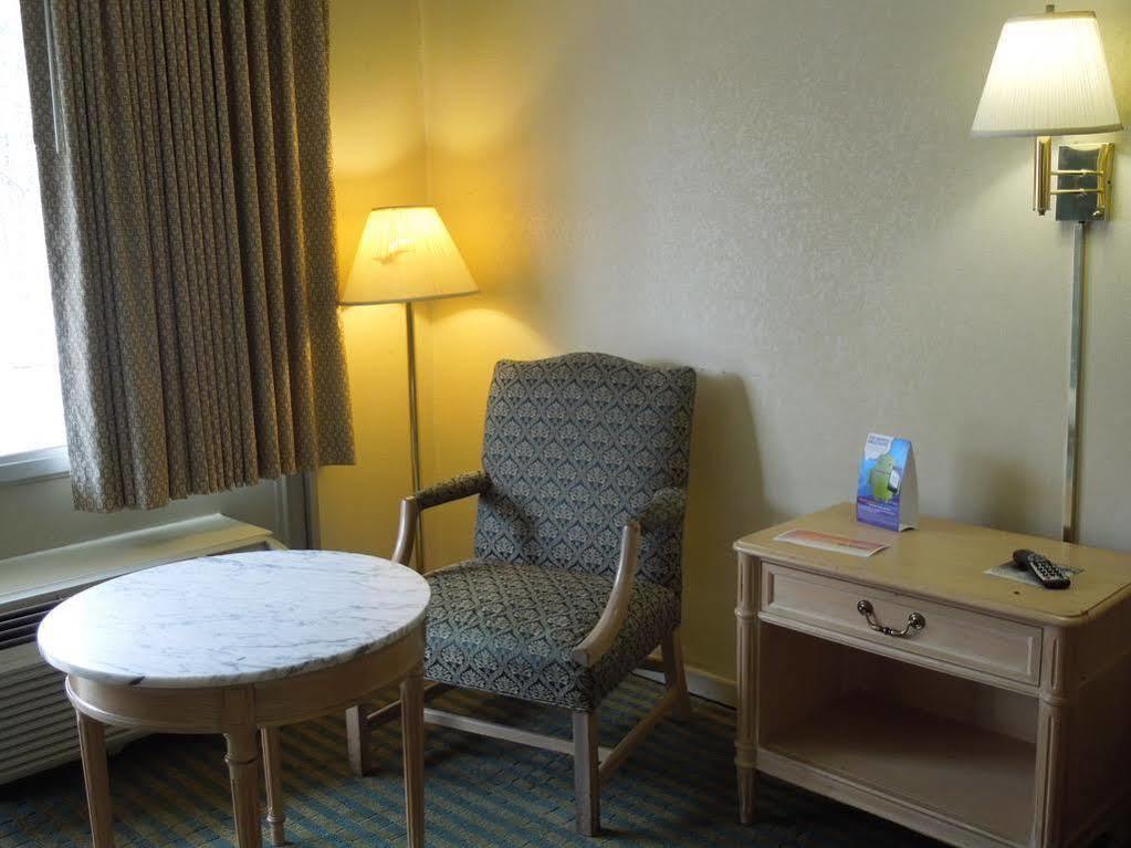Red Roof Inn Fredericksburg North Εξωτερικό φωτογραφία