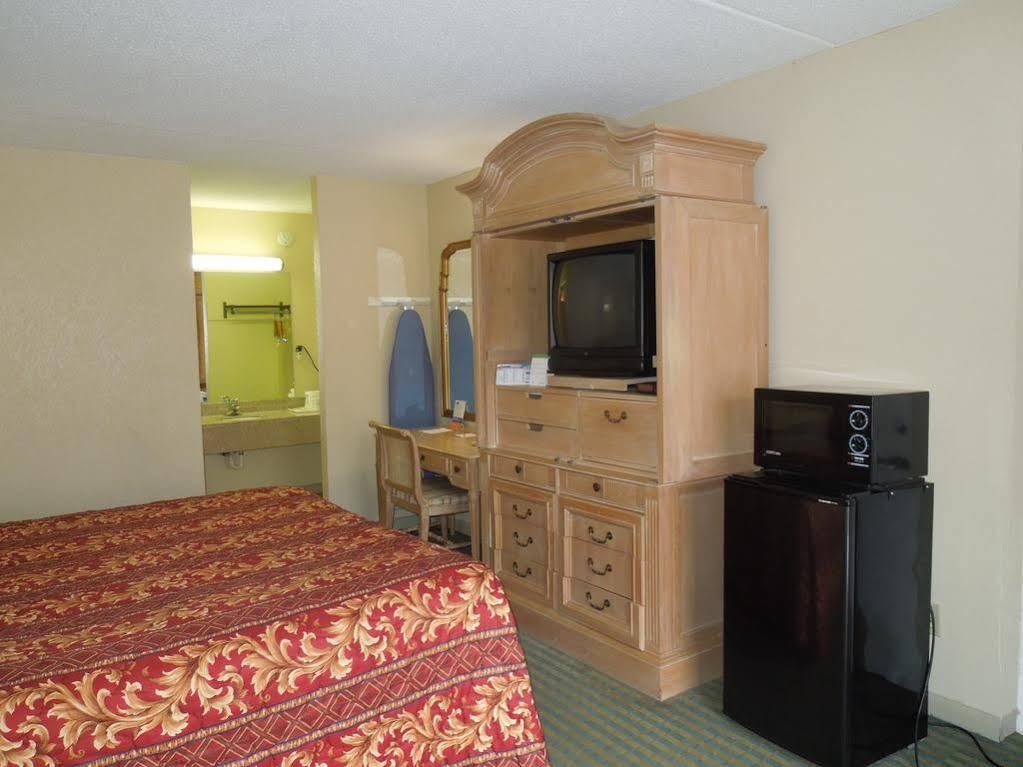 Red Roof Inn Fredericksburg North Εξωτερικό φωτογραφία